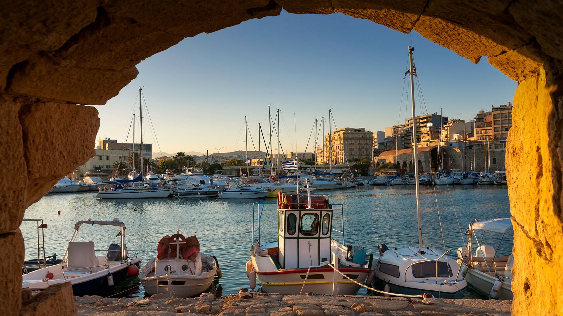 Héraklion est une ville où il fait bon vivre et un point de départ unique pour découvrir les lieux de réputation internationale de la région. L’Héraklion d’hier: le port vénitien et les murailles, endroit idéal pour une promenade à travers l’histoire.