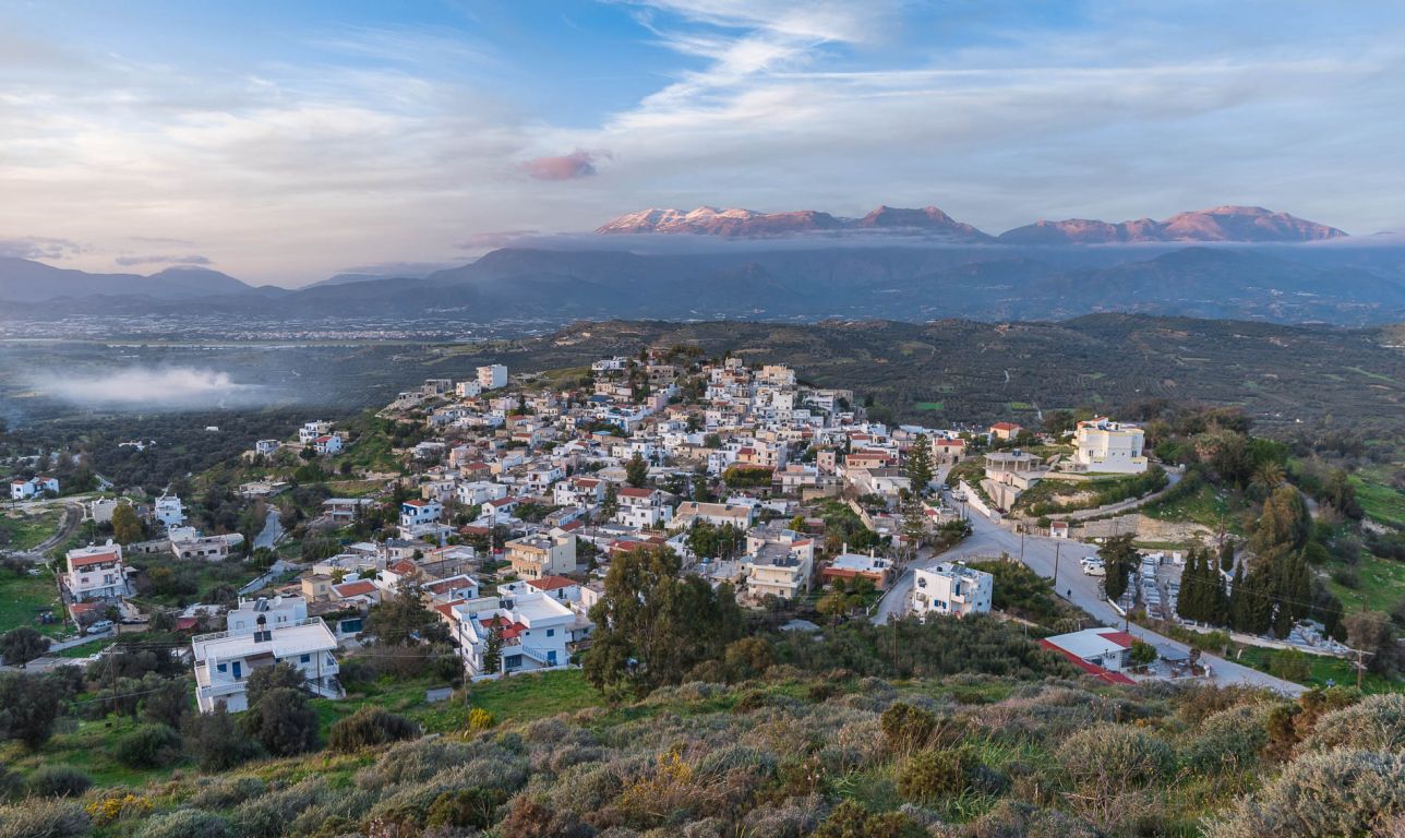 Kamilari est un village plein de vie, et typiquement crétois dans son ambiance comme dans l'activité qui y règne.Le village bénéficie d'une situation géographique très flatteuse : étendu sur trois collines, il offre des panoramas superbes dans toutes les directions.