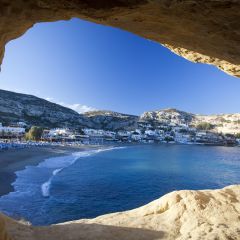 La plage de Matala vue d'une grotte