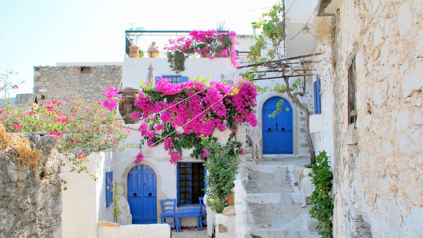 Kritsa est située à 11 km à l'intérieur des terres de la grande ville d'Agios Nikolaos, à l'est de la Crète.Kritsa est un village traditionnel avec des vieilles maisons et des rues étroites sur les montagnes de Lassithi (Dikti).