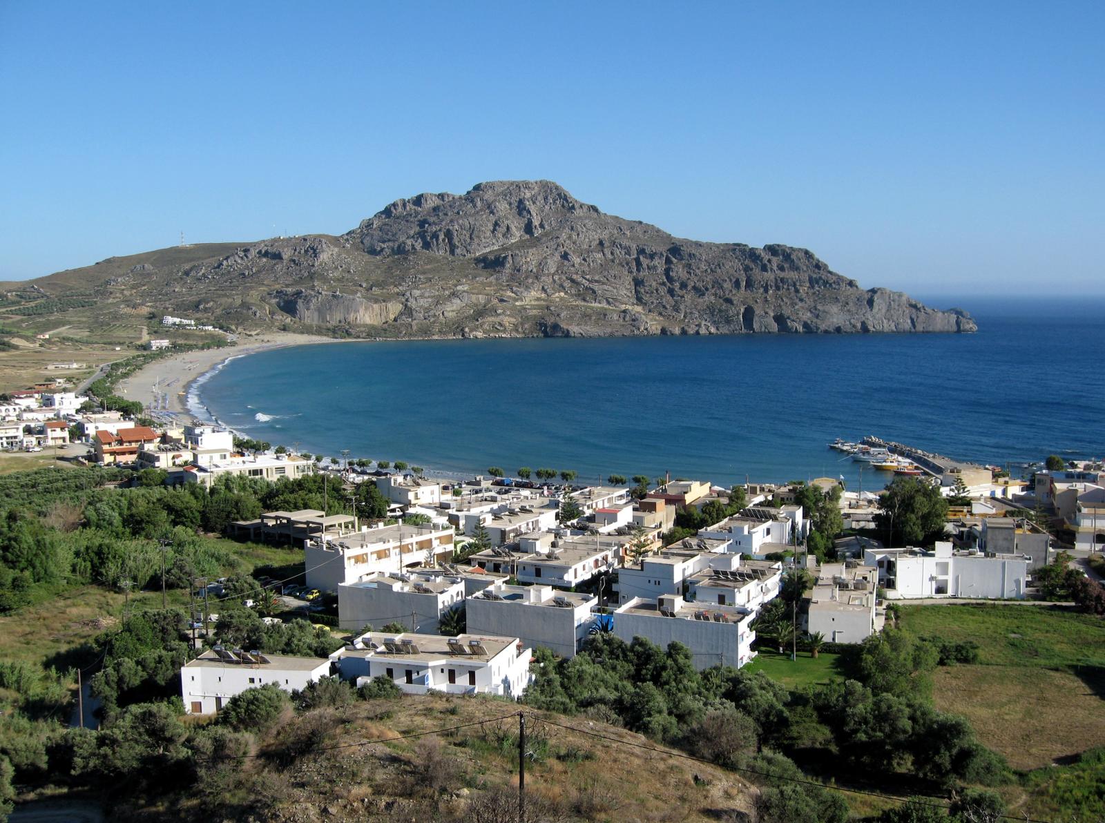 Le village de Plakias, sur la côte sud se trouve exactement à l'opposé de Réthymnon, à environ 35 km au sud de celle-ci.