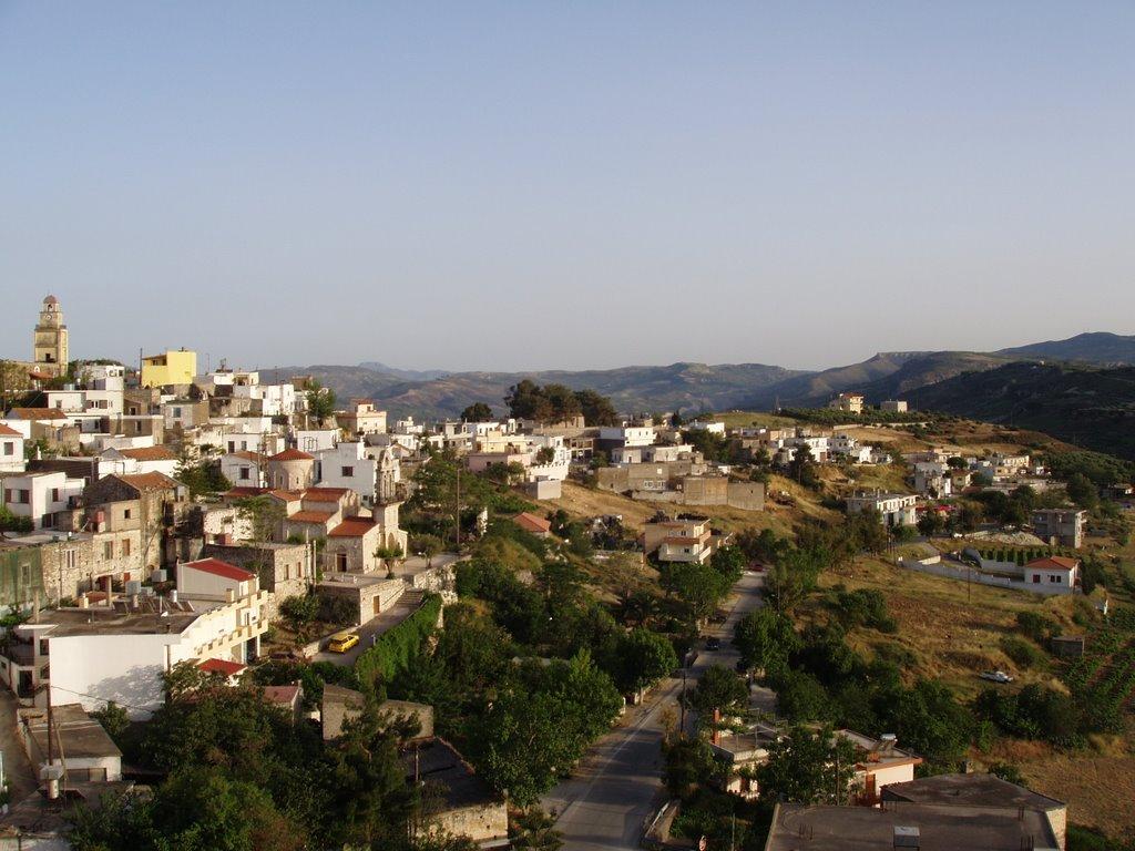 Agios Myronas se trouve à 18 km d'Héraklion et à une altitude de 440 mètres.